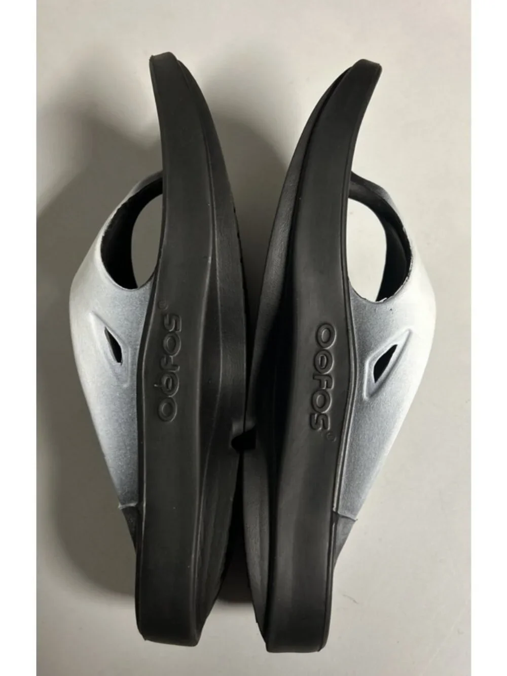 Oofos Thong Sandals Flip Flops Men's 7 Women's 9 Black White Logo